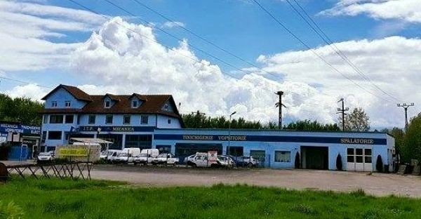Hala noastră, cu Munții Făgărașului în spate