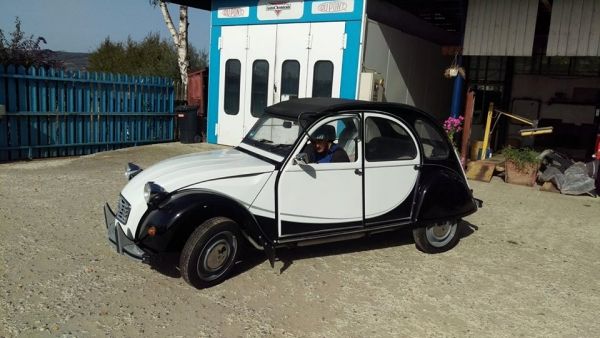 Un 2CV bicolor alb-negru, la noi în curte