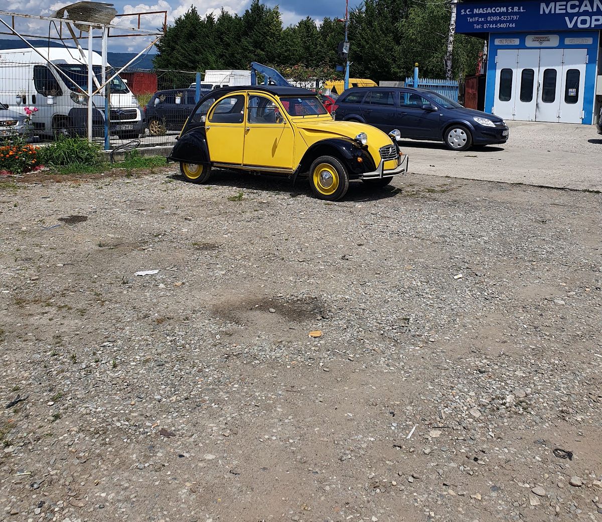 Un 2CV galben, în curtea service-ului