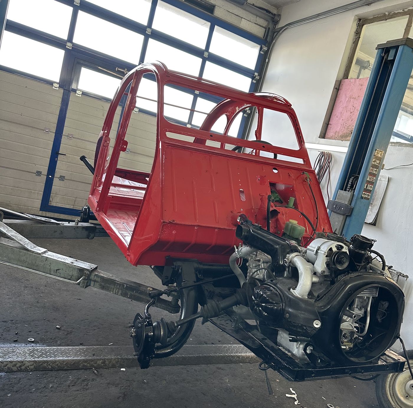 Caroseria pe stand — Citroën 2CV restaurat la NASACOM