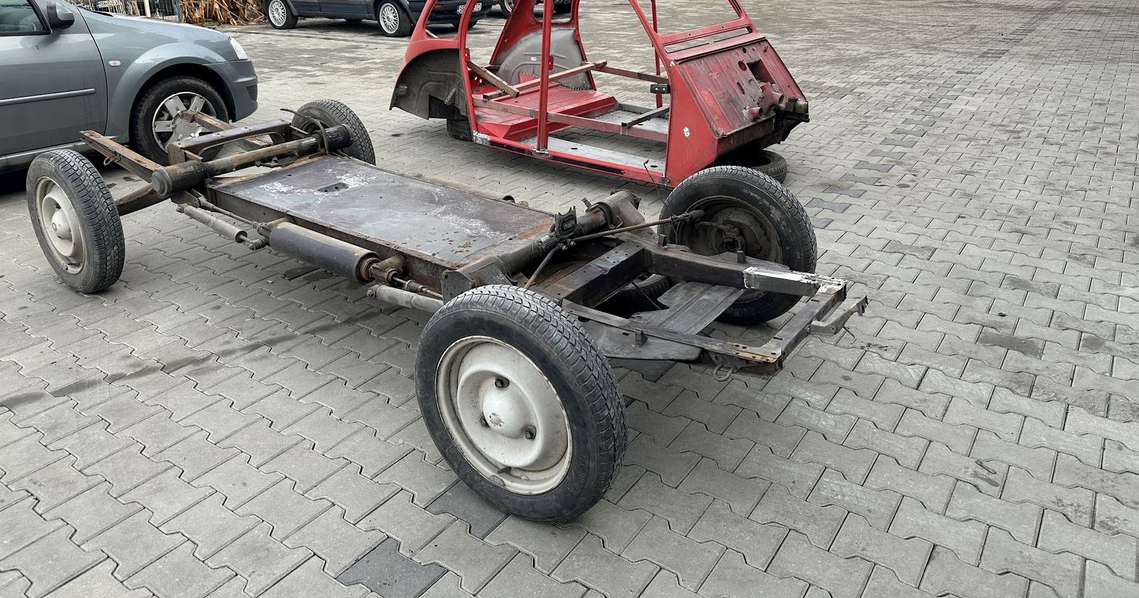 Șasiul gol — Citroën 2CV restaurat la NASACOM
