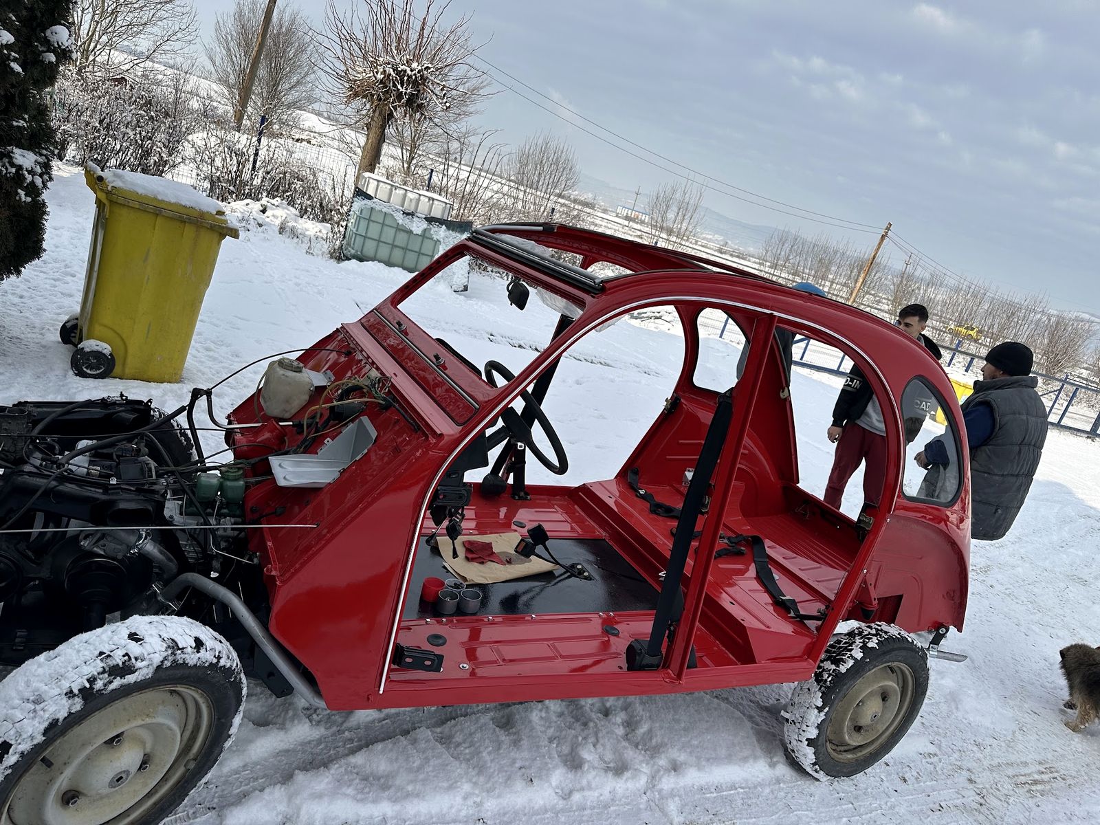 Caroseria 2CV, iarna, în curtea service-ului